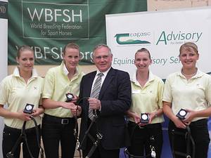 J�ngere Mannschaft: v.re. Meta Christmann, Kristina Gehrdau-Schr�der, Jim Flanagan (Vize-Pr�sident der WBFSH), Leonie Fischer, Britta Mennerich